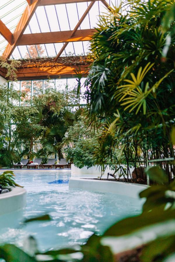 Rahat Palace Hotel Almaty Bagian luar foto The indoor swimming pool