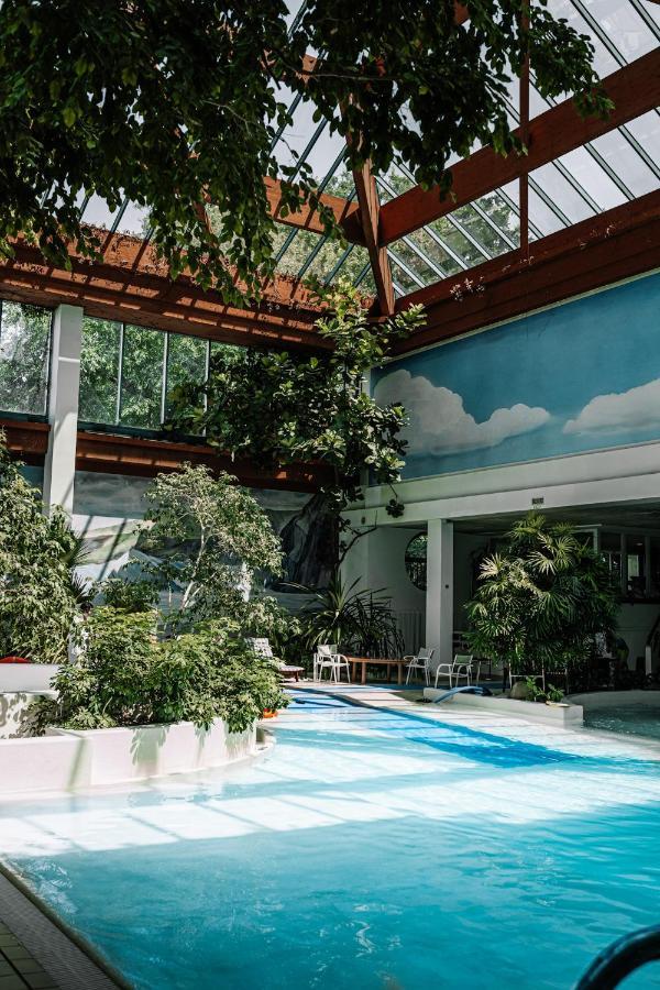 Rahat Palace Hotel Almaty Bagian luar foto The interior of the swimming pool