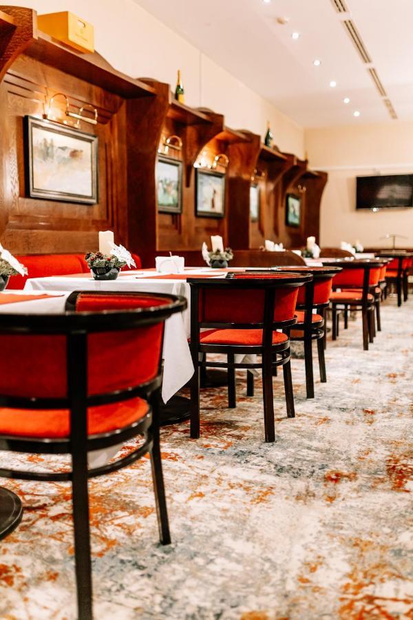 Rahat Palace Hotel Almaty Bagian luar foto Restaurant interior