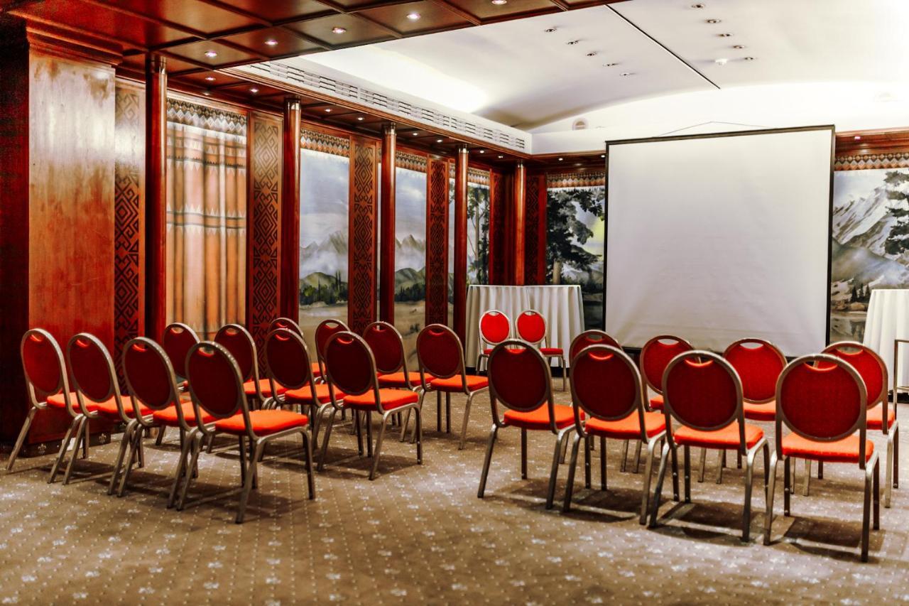 Rahat Palace Hotel Almaty Bagian luar foto A meeting room