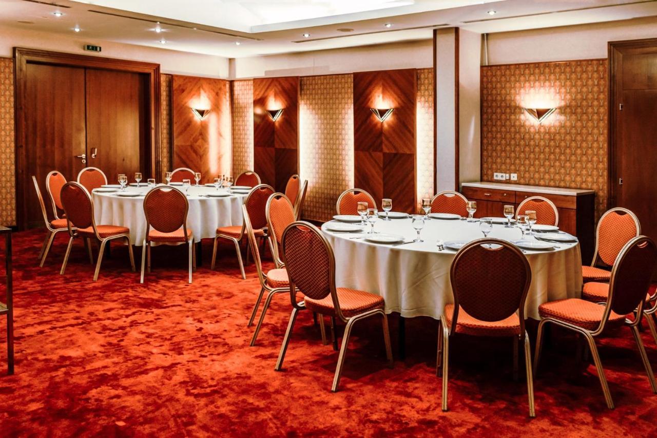 Rahat Palace Hotel Almaty Bagian luar foto The interior of the hotel