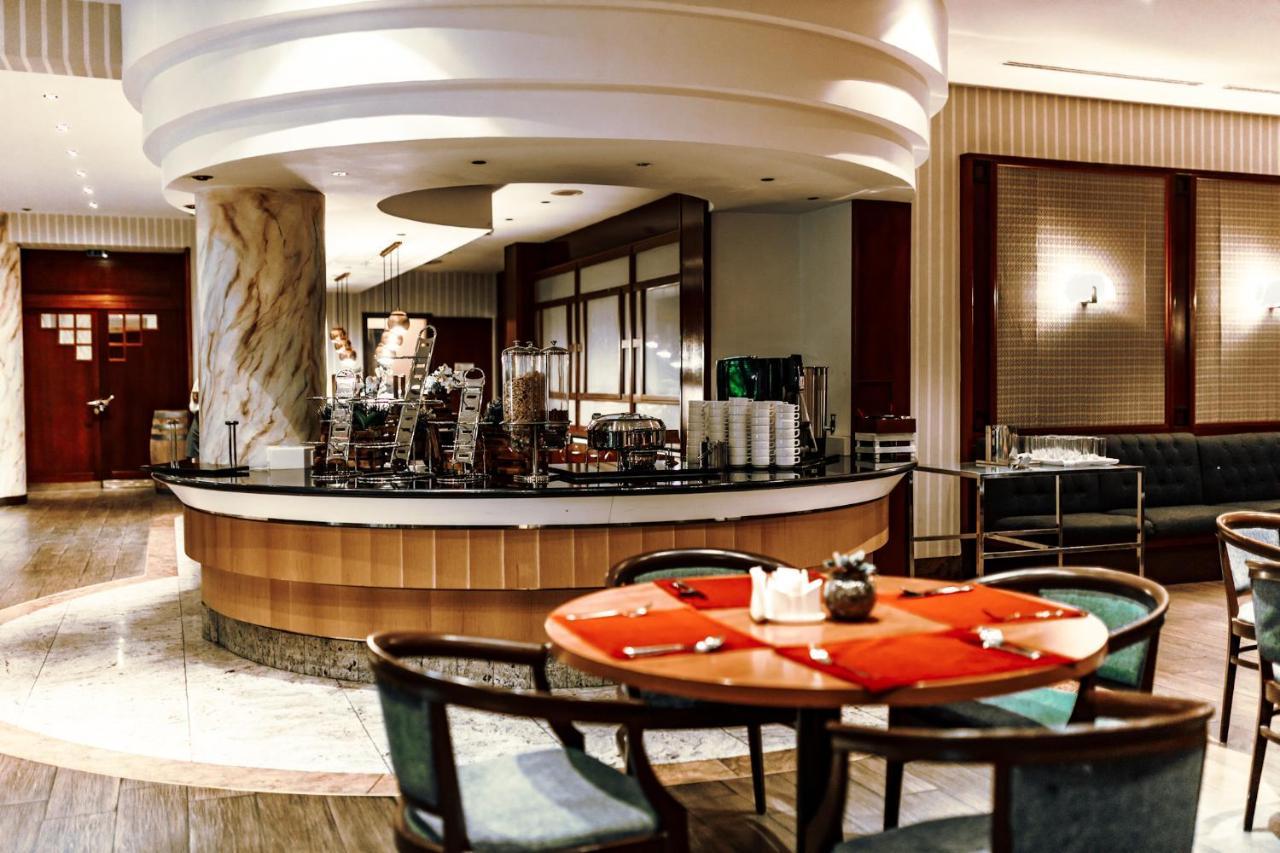 Rahat Palace Hotel Almaty Bagian luar foto The lobby bar