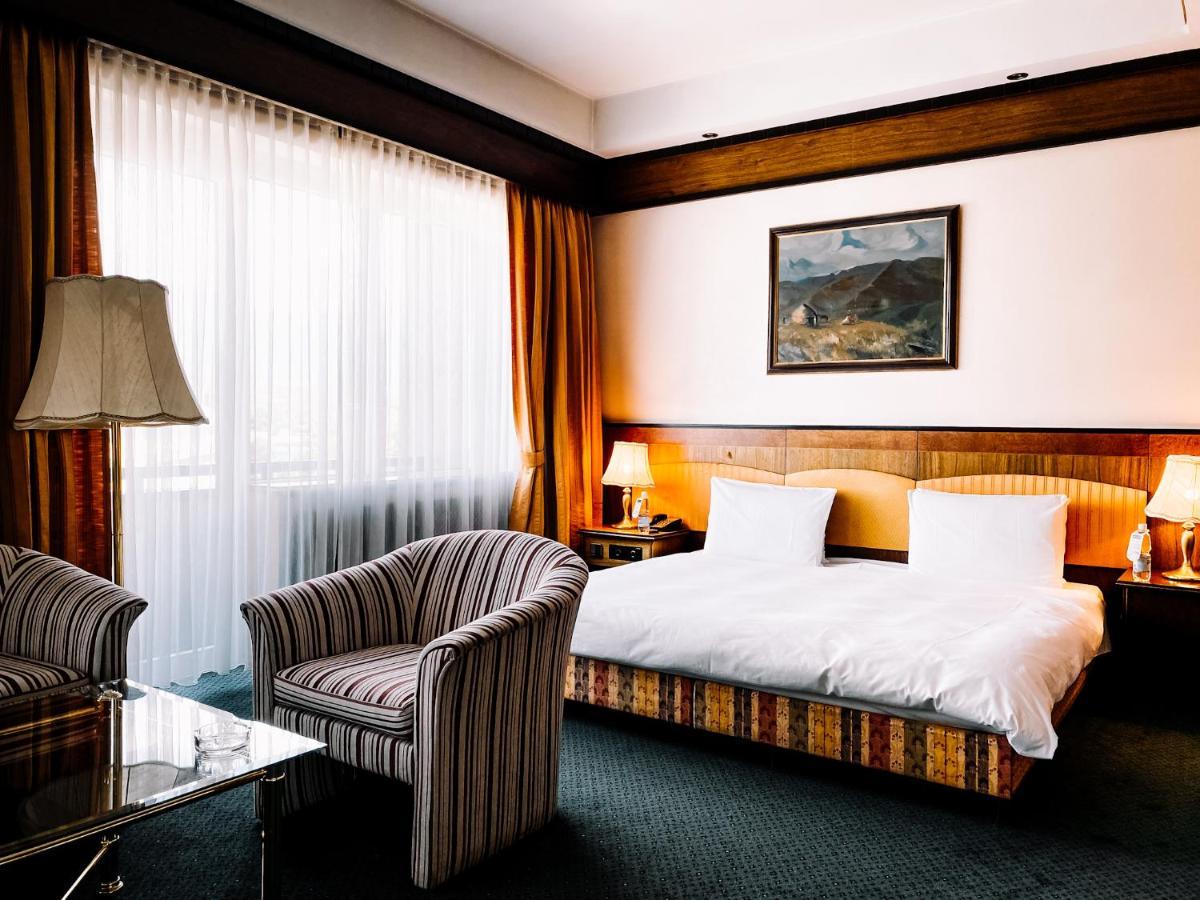 Rahat Palace Hotel Almaty Bagian luar foto A room at the hotel