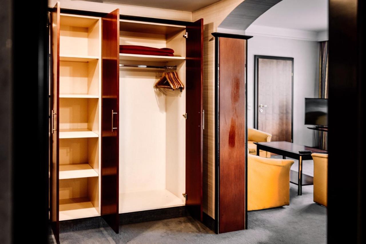 Rahat Palace Hotel Almaty Bagian luar foto A wardrobe