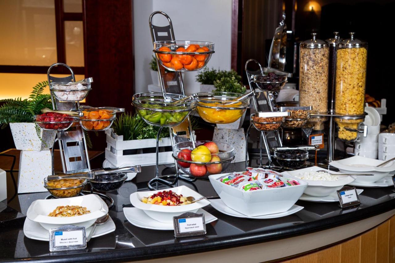 Rahat Palace Hotel Almaty Bagian luar foto A breakfast buffet