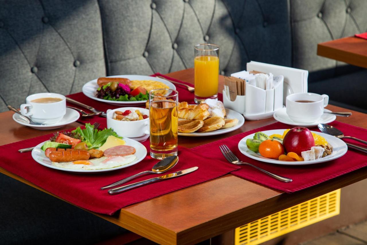 Rahat Palace Hotel Almaty Bagian luar foto A breakfast table