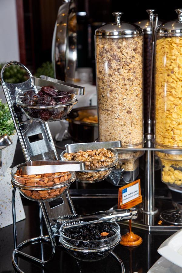 Rahat Palace Hotel Almaty Bagian luar foto A cereal bar