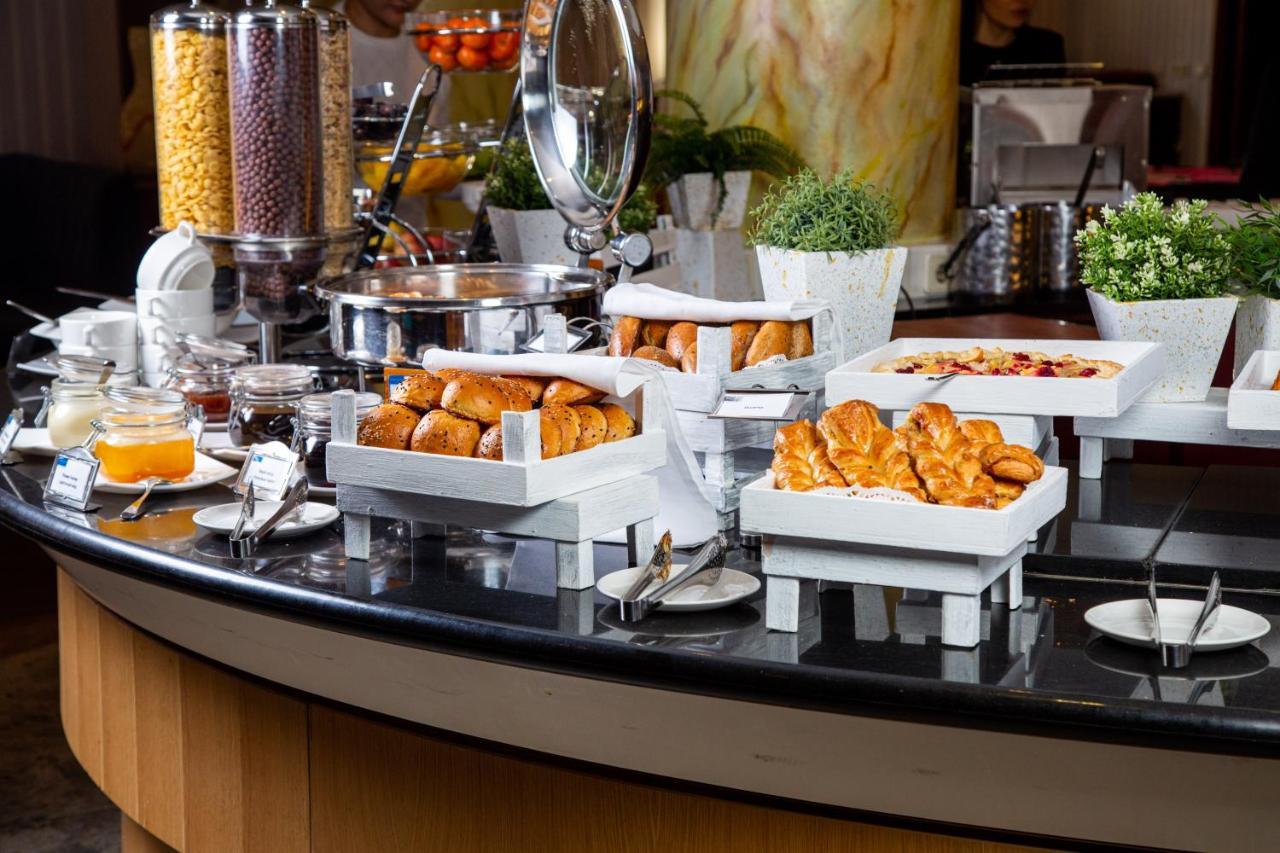 Rahat Palace Hotel Almaty Bagian luar foto A breakfast buffet