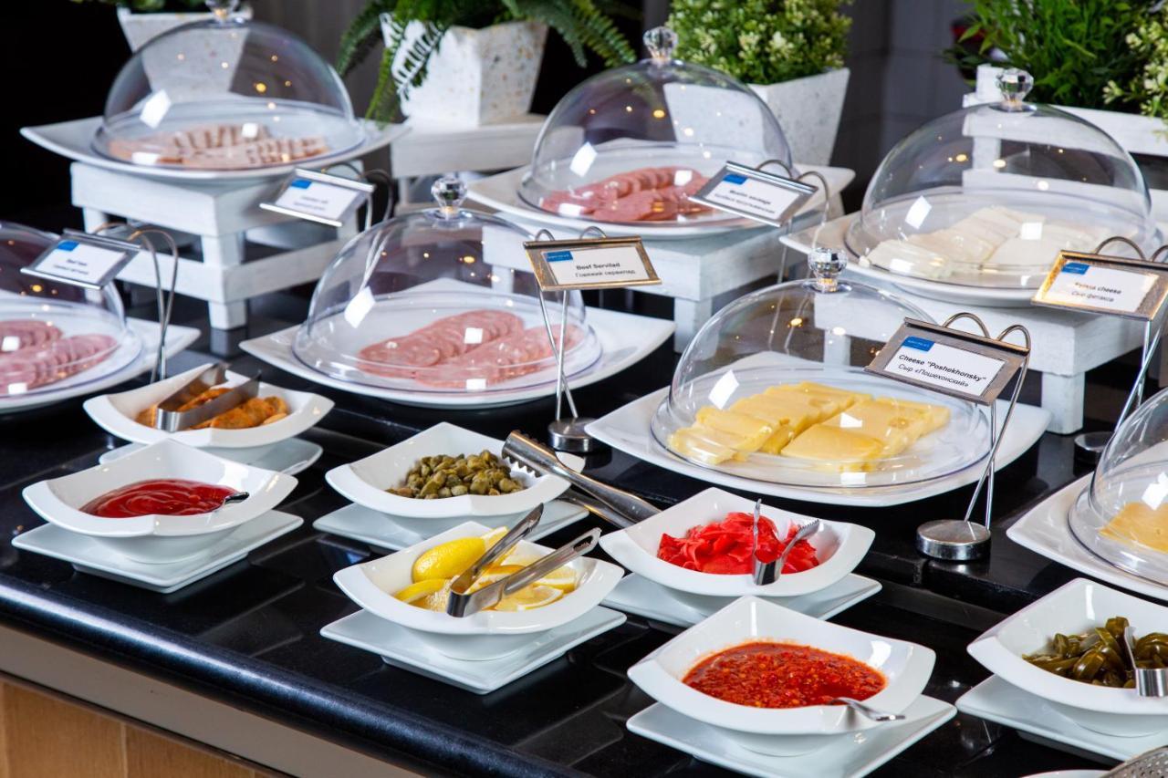 Rahat Palace Hotel Almaty Bagian luar foto A buffet