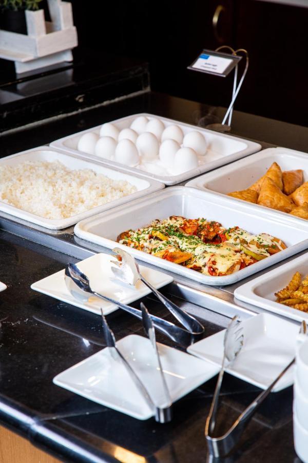 Rahat Palace Hotel Almaty Bagian luar foto A chafing dish buffet