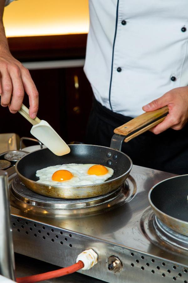 Rahat Palace Hotel Almaty Bagian luar foto Fried eggs