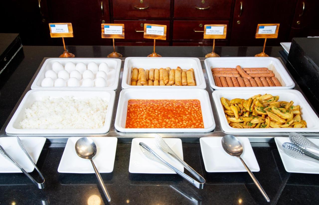 Rahat Palace Hotel Almaty Bagian luar foto A buffet with chafing dishes