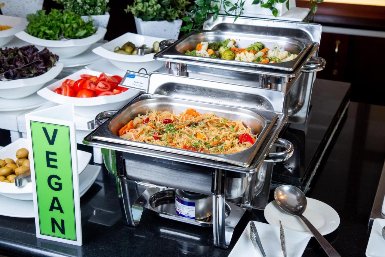 Rahat Palace Hotel Almaty Bagian luar foto Chafing dishes
