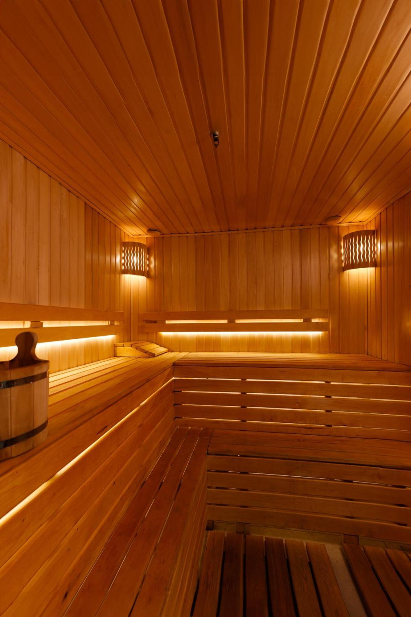 Rahat Palace Hotel Almaty Bagian luar foto A Finnish sauna