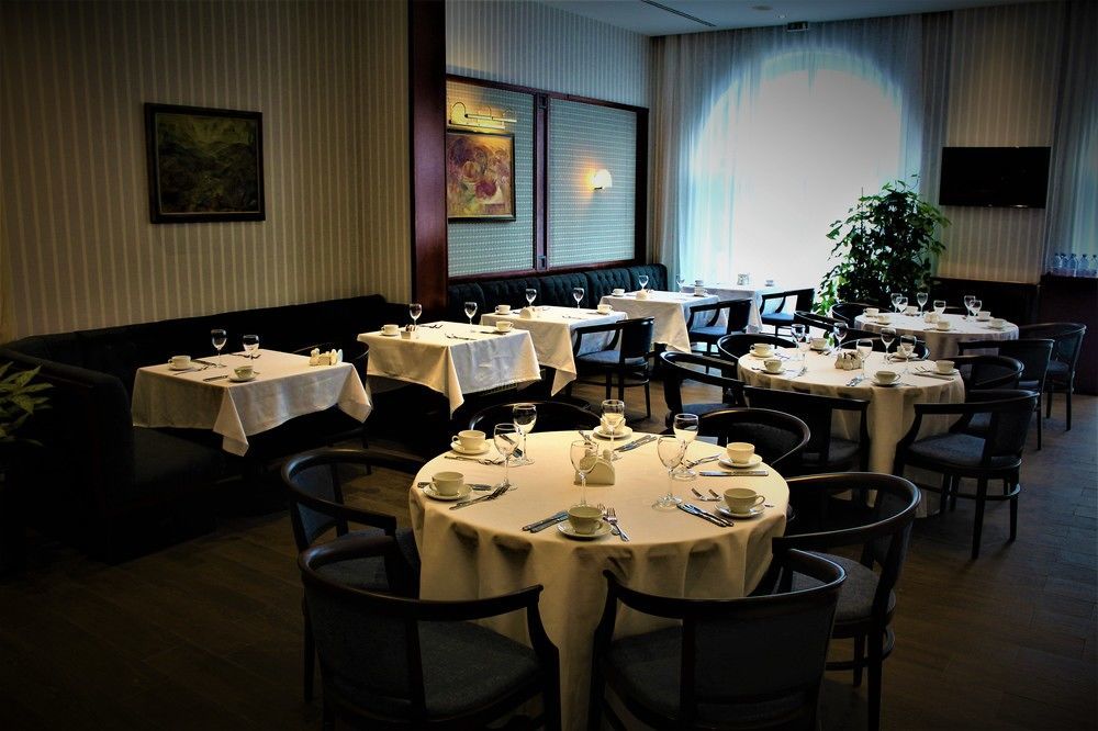 Rahat Palace Hotel Almaty Bagian luar foto Interior of the restaurant