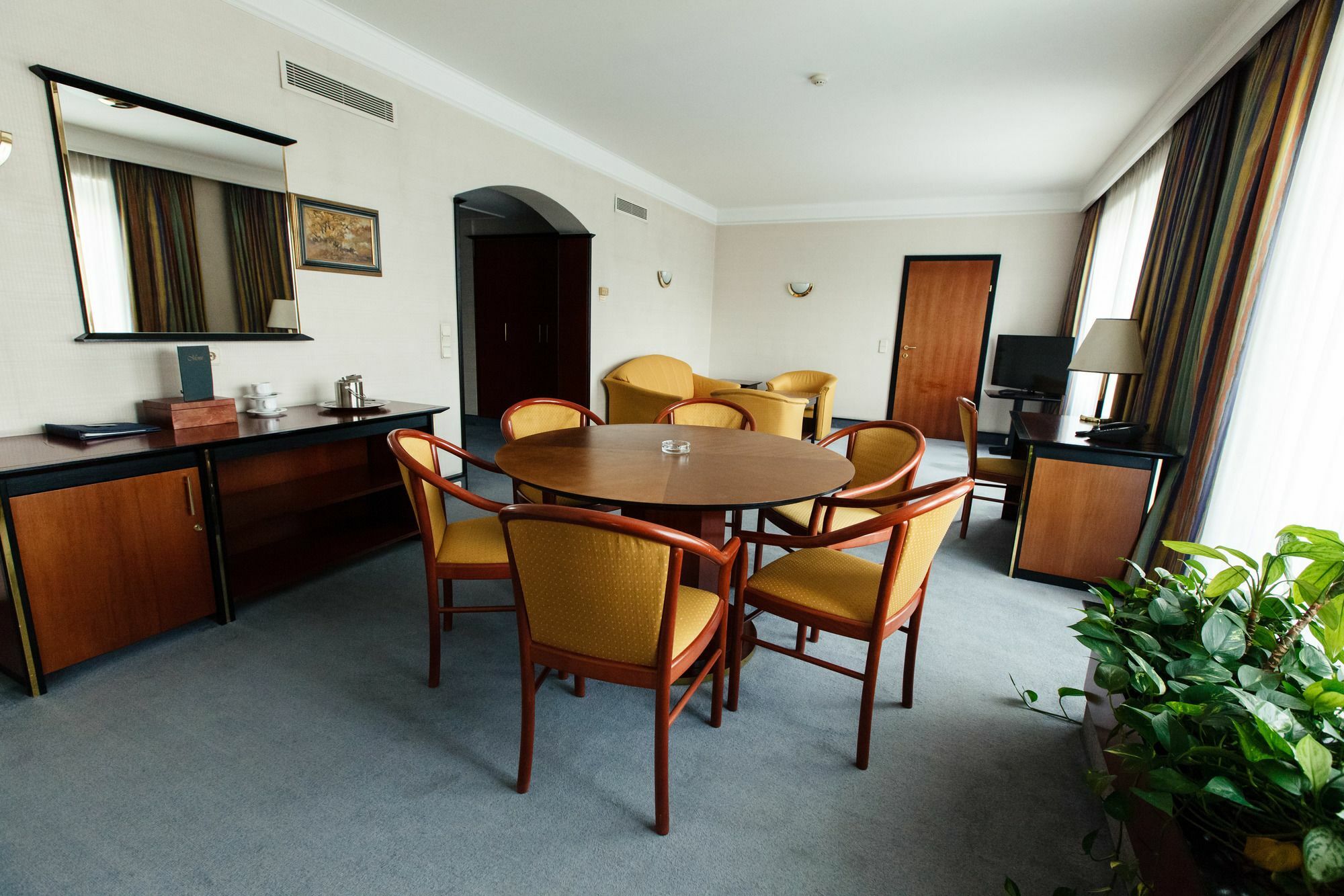 Rahat Palace Hotel Almaty Bagian luar foto A suite at the Grand Hotel