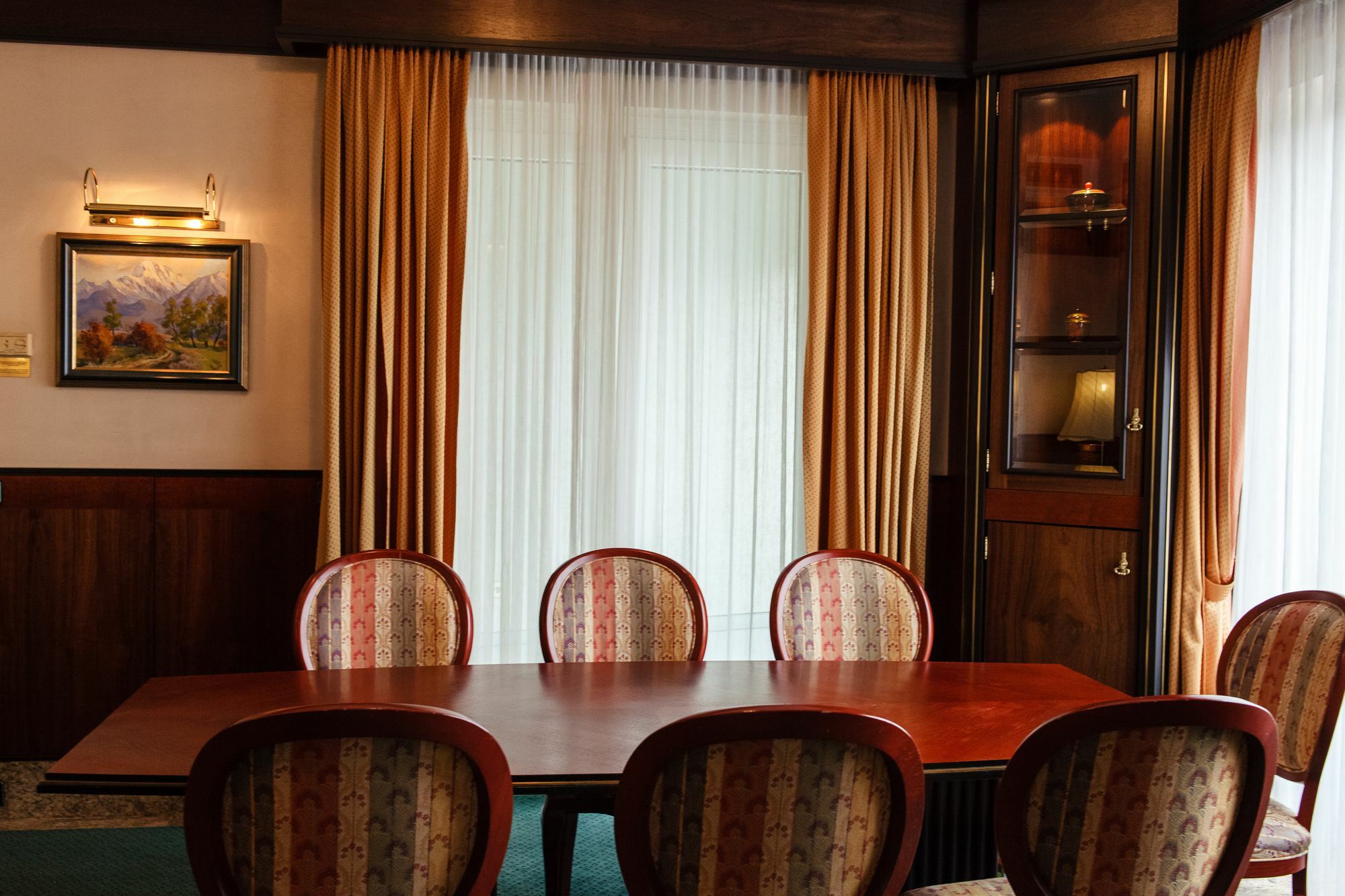 Rahat Palace Hotel Almaty Bagian luar foto The meeting room of the Government of the Republic of Dagestan