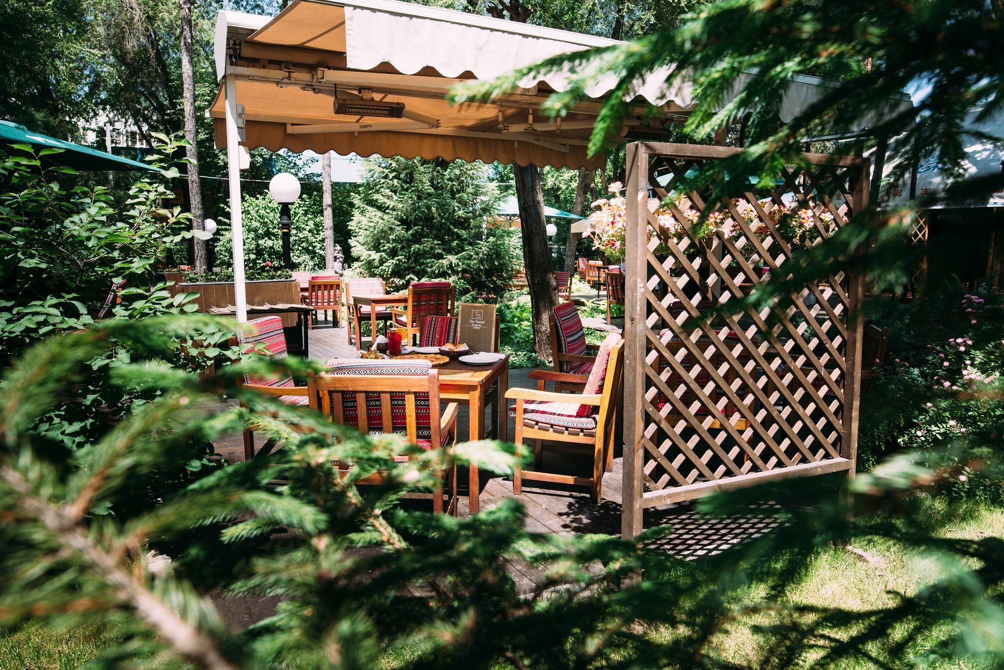 Rahat Palace Hotel Almaty Bagian luar foto The garden of the restaurant