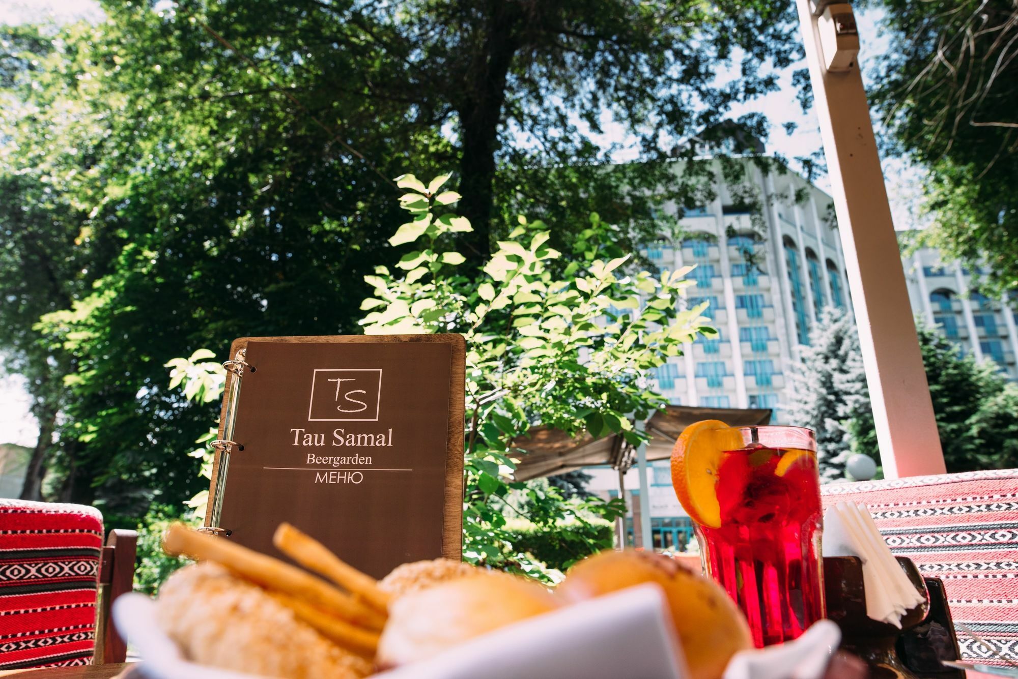 Rahat Palace Hotel Almaty Bagian luar foto Terrace of the restaurant