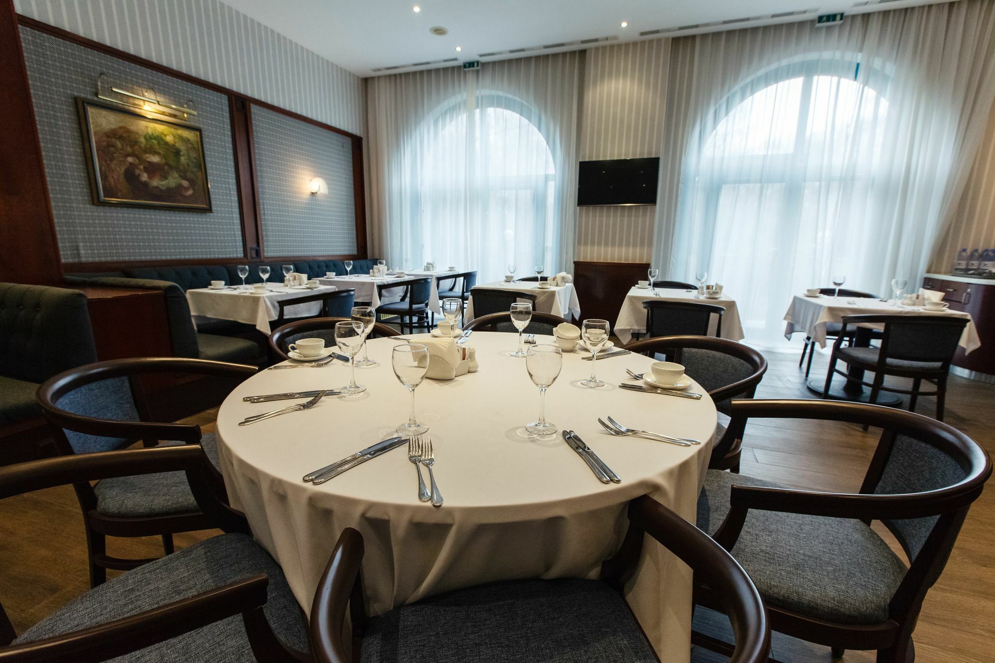 Rahat Palace Hotel Almaty Bagian luar foto The restaurant's interior