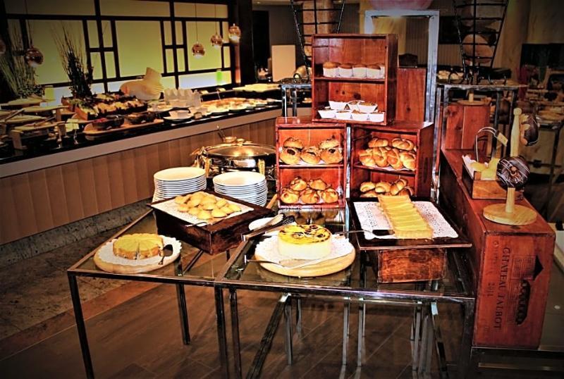 Rahat Palace Hotel Almaty Bagian luar foto A buffet at a hotel